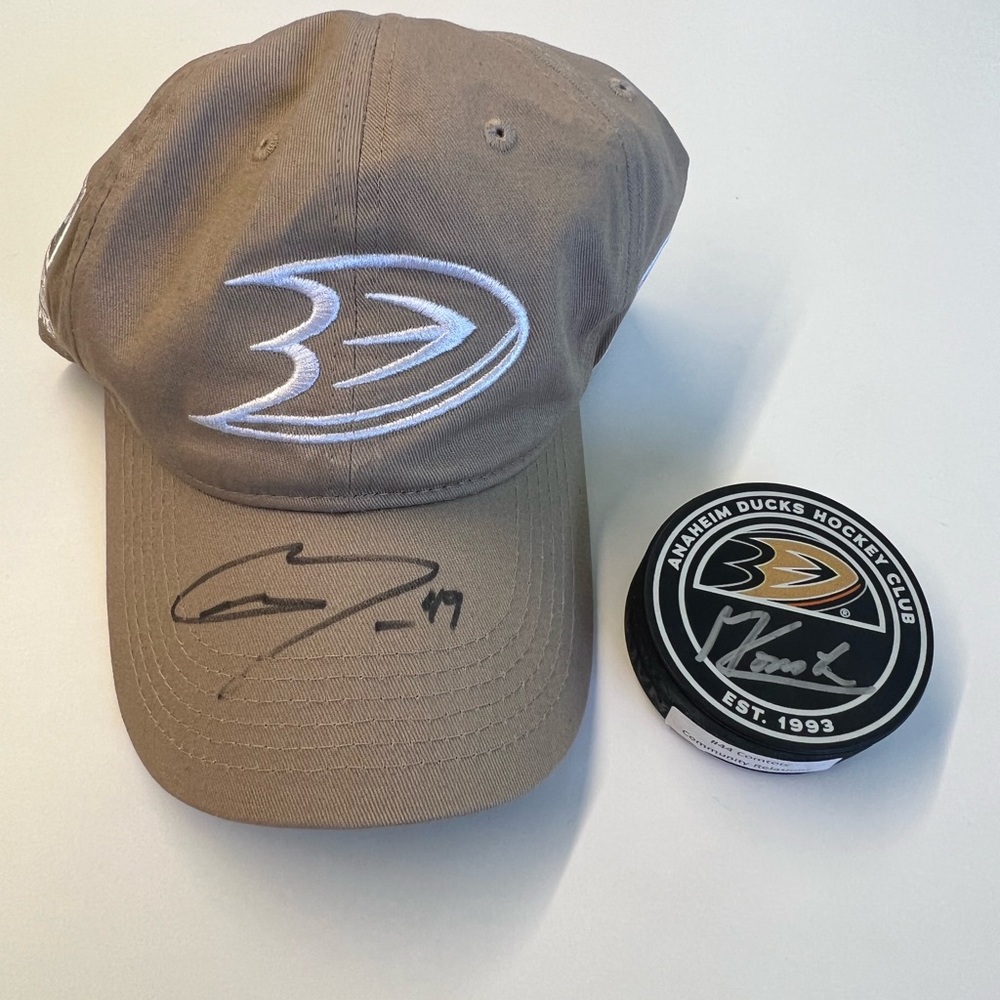 ANAHEIM DUCKS Signed Hat & Puck 🏒